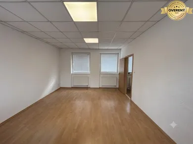 Na prenájom komerčné, 45 m², Poprad, Huszova