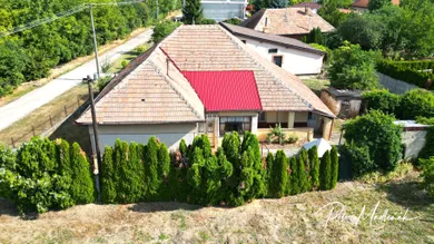 Na predaj 5-izbový dom, 200 m², Komjatice, Slovenská