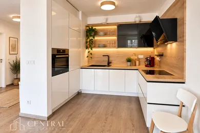 Na prenájom 2-izbový byt, 48 m², Bratislava-Staré Mesto, Krížna