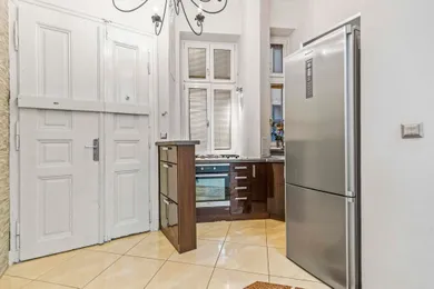 Na prenájom 1-izbový byt, 35 m², Bratislava-Staré Mesto, Dobrovičova
