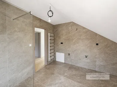 Na predaj 4-izbový dom, 132 m², Banská Bystrica