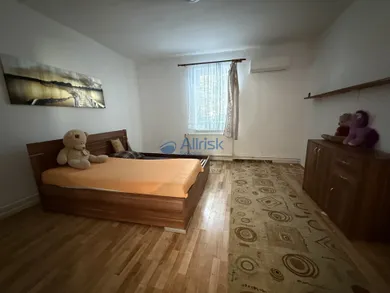 Na predaj 4-izbový dom, 228 m², Neded