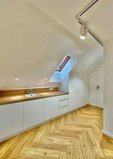 Na prenájom komerčné, 28 m², Trenčín