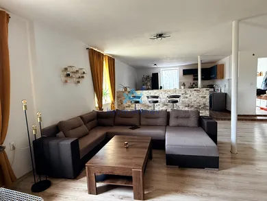 Na predaj 5-izbový dom, 242 m², Tvrdošovce