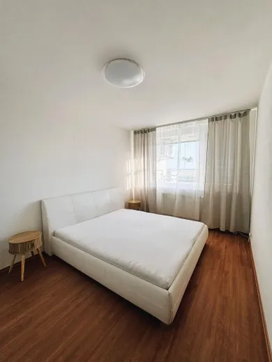 Na prenájom 2-izbový byt, 53 m², Bratislava-Petržalka, Budatinská