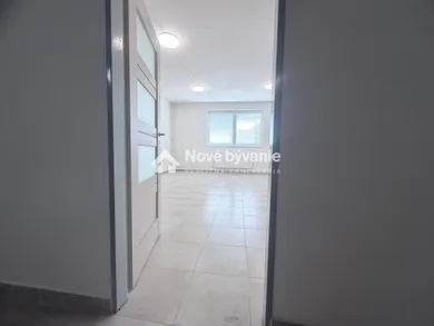 Na prenájom komerčné, 130 m², Považská Bystrica