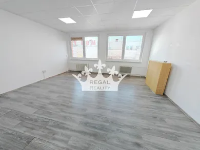Na prenájom komerčné, 33 m², Topoľčany, .