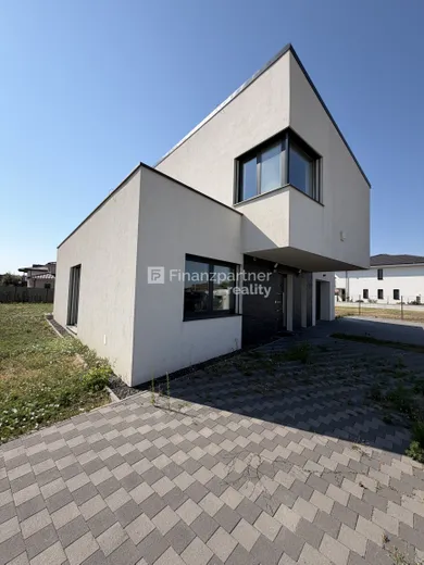 Na predaj 5-izbový dom, 700 m², Šamorín