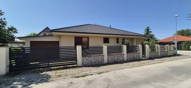 Будинки на продаж, 4-кімнатні, Hrubý Šúr · €310 000