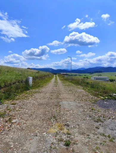 Na predaj pozemok, Hybe