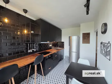 Na predaj 2-izbový byt, 68 m², Bratislava-Staré Mesto, Svoradova