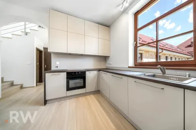 Na predaj 4-izbový byt, 126 m², Sereď, Námestie Slobody