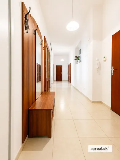 Na prenájom 5-izbový byt, 149 m², Bratislava-Staré Mesto, Partizánska