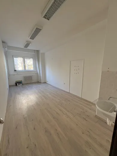 Lokale komercyjne na wynajem, Bratislava-Nové Mesto · €178