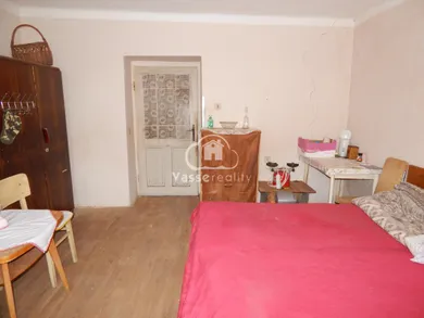 Na predaj 4-izbový dom, 390 m², Bruty, -