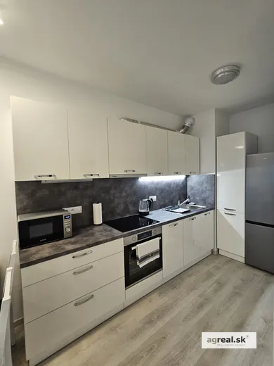 Mieszkania na wynajem, 1-pokojowe, Bratislava-Rača · €570