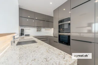 Na prenájom 3-izbový byt, 98 m², Bratislava-Staré Mesto, Továrenská