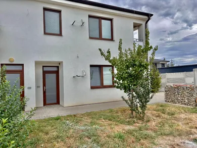 Будинки на продаж, 3-кімнатні, Galanta · €243 000