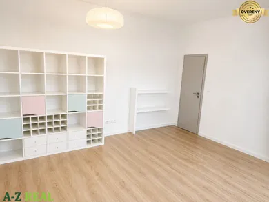 Na prenájom 3-izbový byt, 90 m², Bratislava-Staré Mesto, Sasinkova
