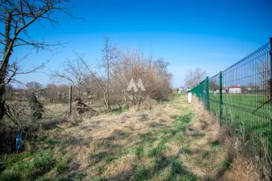 Na predaj pozemok, 906 m², Abrahám, Hviezdoslavova