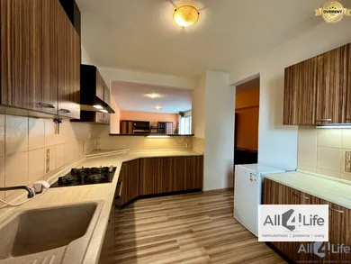 Na predaj 5-izbový dom, 205 m², Piešťany, Komenského