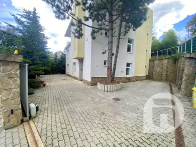 Domy na wynajem, 10-pokojowe, Bratislava-Nové Mesto · €3999