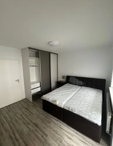 Na prenájom 3-izbový byt, 78 m², Bratislava-Nové Mesto, Nobelova