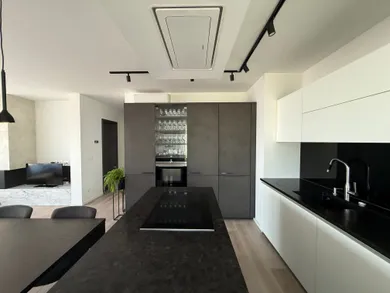 Na predaj 4-izbový byt, 117 m², Bratislava-Nové Mesto, Jeséniova