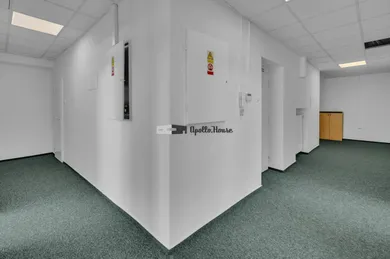 Na prenájom komerčné, 19 m², Bratislava-Staré Mesto, Námestie SNP