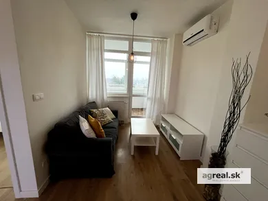 Na prenájom 2-izbový byt, 48 m², Bratislava-Nové Mesto, Trnavská