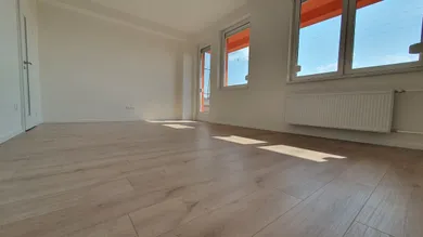Na prenájom 3-izbový byt, 105 m², Nové Zámky, Andovská