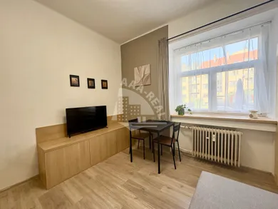 Kiadó lakások, 1-szobás, Banská Bystrica · €490