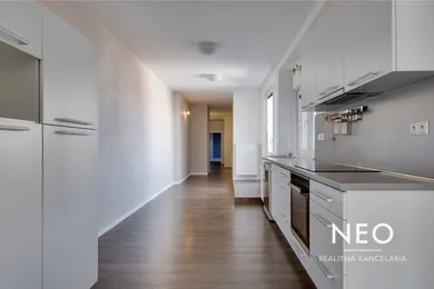 Na predaj 4-izbový byt, 250 m², Trnava, Ulica Hlavná