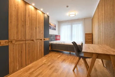 Na prenájom 2-izbový byt, 52 m², Bratislava-Staré Mesto, Bottova