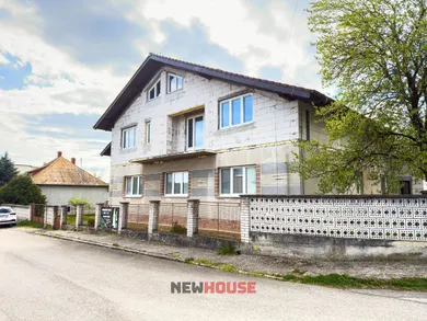 Na predaj 8-izbový dom, 370 m², Ivanovce