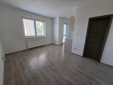 Mieszkania na wynajem, 1-pokojowe, Dubnica nad Váhom · €380