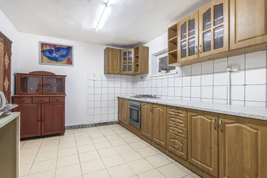 Na predaj komerčné, 180 m², Bratislava-Vrakuňa, Vŕbová
