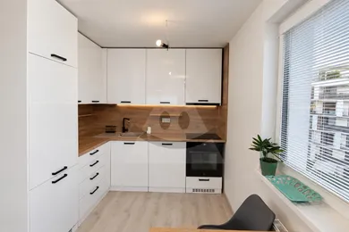 Na prenájom 2-izbový byt, 47 m², Bratislava-Nové Mesto, Sklabinská