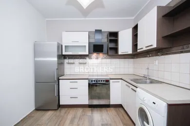 Na predaj 2-izbový byt, 65 m², Bratislava-Nové Mesto, Vajnorská