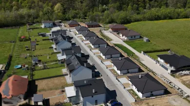 Domy na sprzedaż, 4-pokojowe, Beluša · €338 372