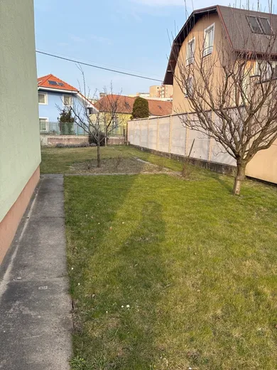 Na predaj 1-izbový dom, 160 m², Bratislava-Petržalka