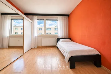 Na predaj 4-izbový byt, 73 m², Bratislava-Dúbravka, Sekurisova