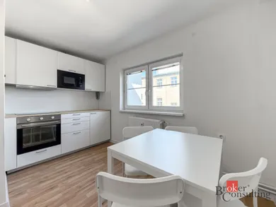 Na prenájom 3-izbový byt, 60 m², Bratislava-Staré Mesto, Grösslingova