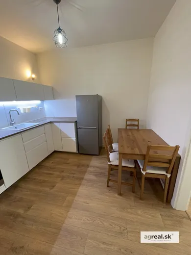 Na prenájom 2-izbový byt, 48 m², Bratislava-Nové Mesto, Trnavská