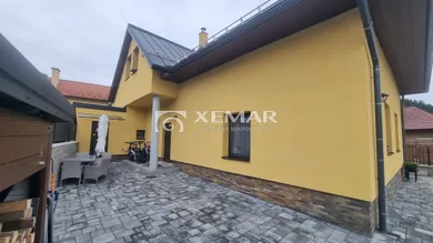 Будинки на продаж, 4-кімнатні, Zvolen · €299 500