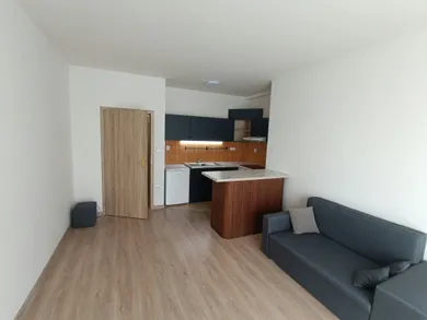 Na prenájom 2-izbový byt, 43 m², Dunajská Streda, Športová