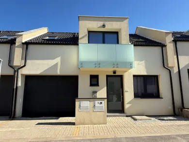 Eladó házak, 4-szobás, Zlaté Moravce · €249 000