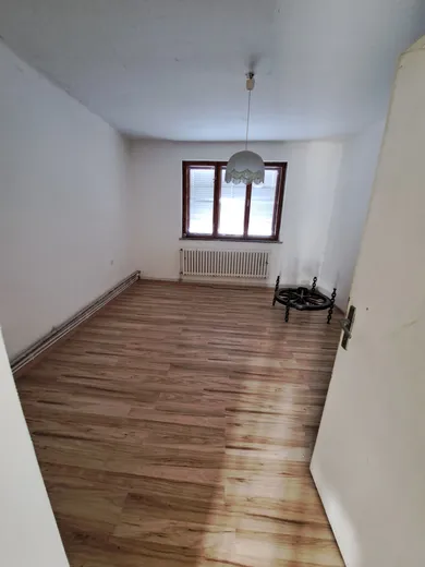 Na predaj dom, Dvorníky