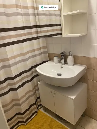 Na prenájom 1-izbový byt, 45 m², Bratislava-Petržalka