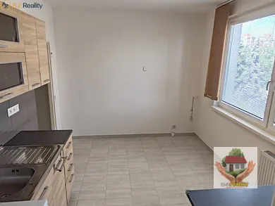 Na prenájom 1-izbový byt, 37 m², Komárno, Jazerná ul.